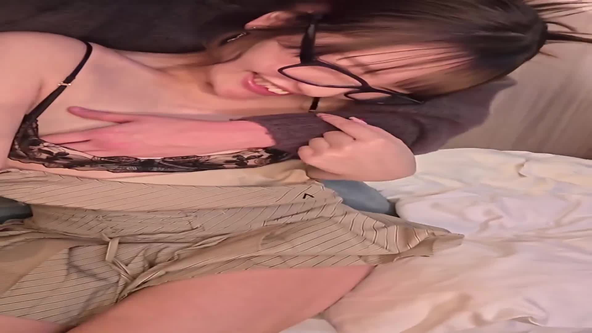 與特地私訊過來的偶像約會。性慾積壓過度，一插入就顯露出迷悸的表情。看著太可愛閃亮的臉，毫不猶豫地射滿了... - AV大平台 - 中文字幕，成人影片，AV，國產，線上看