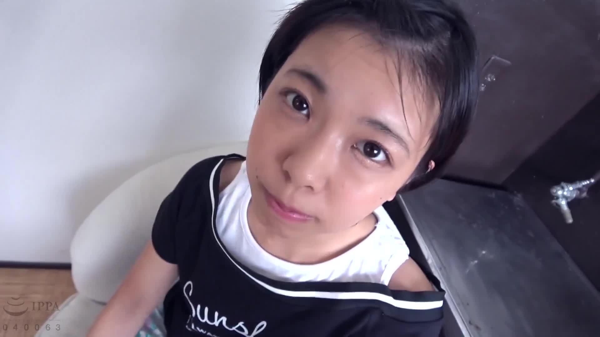 【惡作劇對兩個小女孩】無辜的笑容變成不安的表情，興奮到無法自持，將成人的勃起陰莖塞進了未成熟的陰道中… - AV大平台 - 中文字幕，成人影片，AV，國產，線上看
