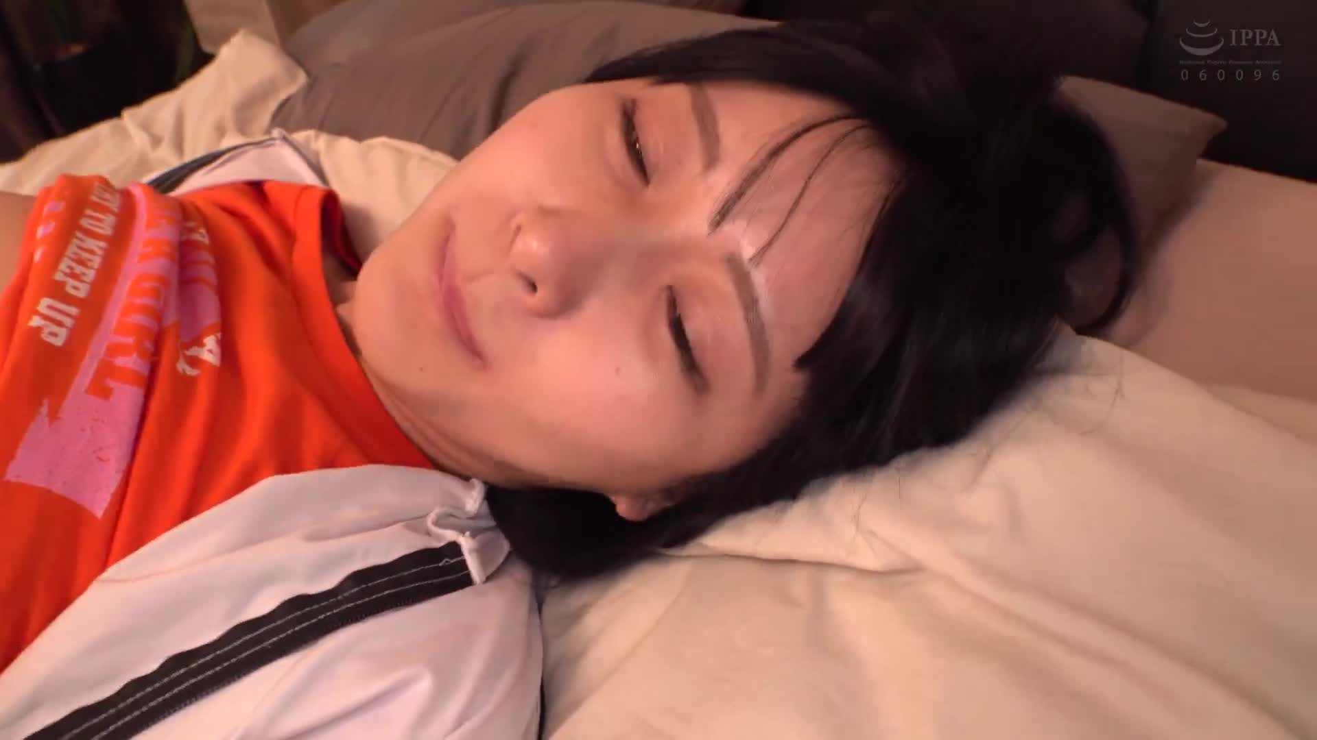 運動部所屬的社團結束後全身滿身汗水的素人女子○校生穿著制服挑戰素股！？第一次勃起的大雞雞被擦著羞澀卻濕潤的幼稚的穴穴直接插入，強烈高潮並連續內射SEX！ - AV大平台 - 中文字幕，成人影片，AV，國產，線上看