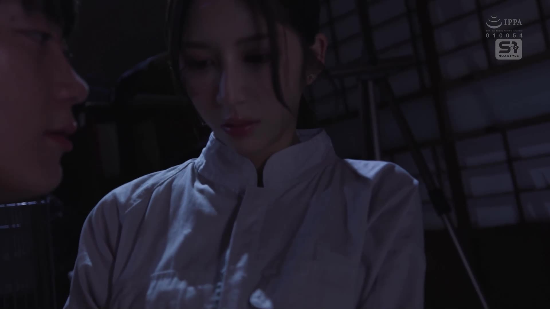 [AI解碼版]暴雨倾盆，我们躲进一间小屋避雨，只见我那意志坚强的蓝领老板独自一人。我们浑身湿透，汗水淋漓，却依然能感受到她女性的柔情，我们本能地缠绵在一起，直到天亮。七森莉莉 - AV大平台 - 中文字幕，成人影片，AV，國產，線上看