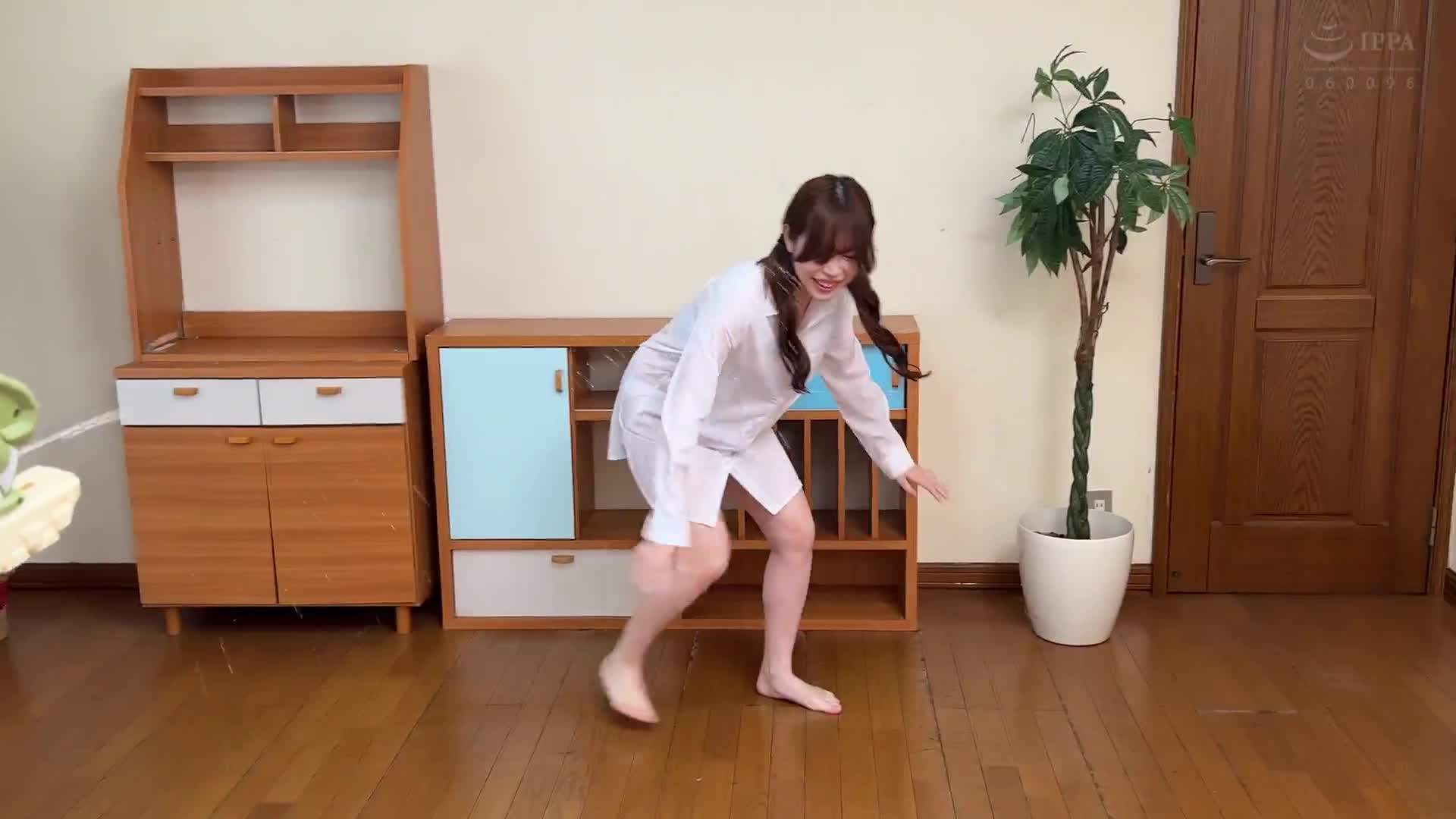 素人女孩穿著無內衣的Y形T恤，用濕透和透明的水槍對決！贏了就可以得到獎金！輸了就立刻脫褲生肏生中出！賭上賭上再賭上穿透奶頭和貼緊陰部w連續生中出讓陰道也變得濕潤噴水祭ww - AV大平台 - 中文字幕，成人影片，AV，國產，線上看