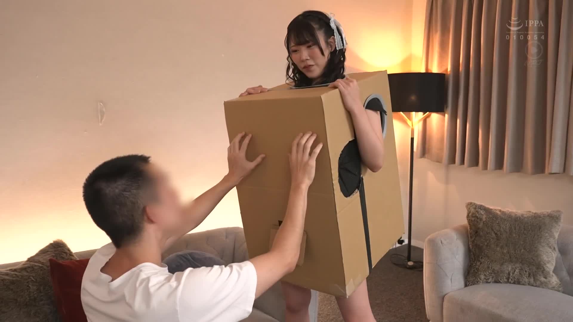 盒子裡是什麼呢？在街上搭訕！讓男人摸胸帶回家的特別情色！ - AV大平台 - 中文字幕，成人影片，AV，國產，線上看