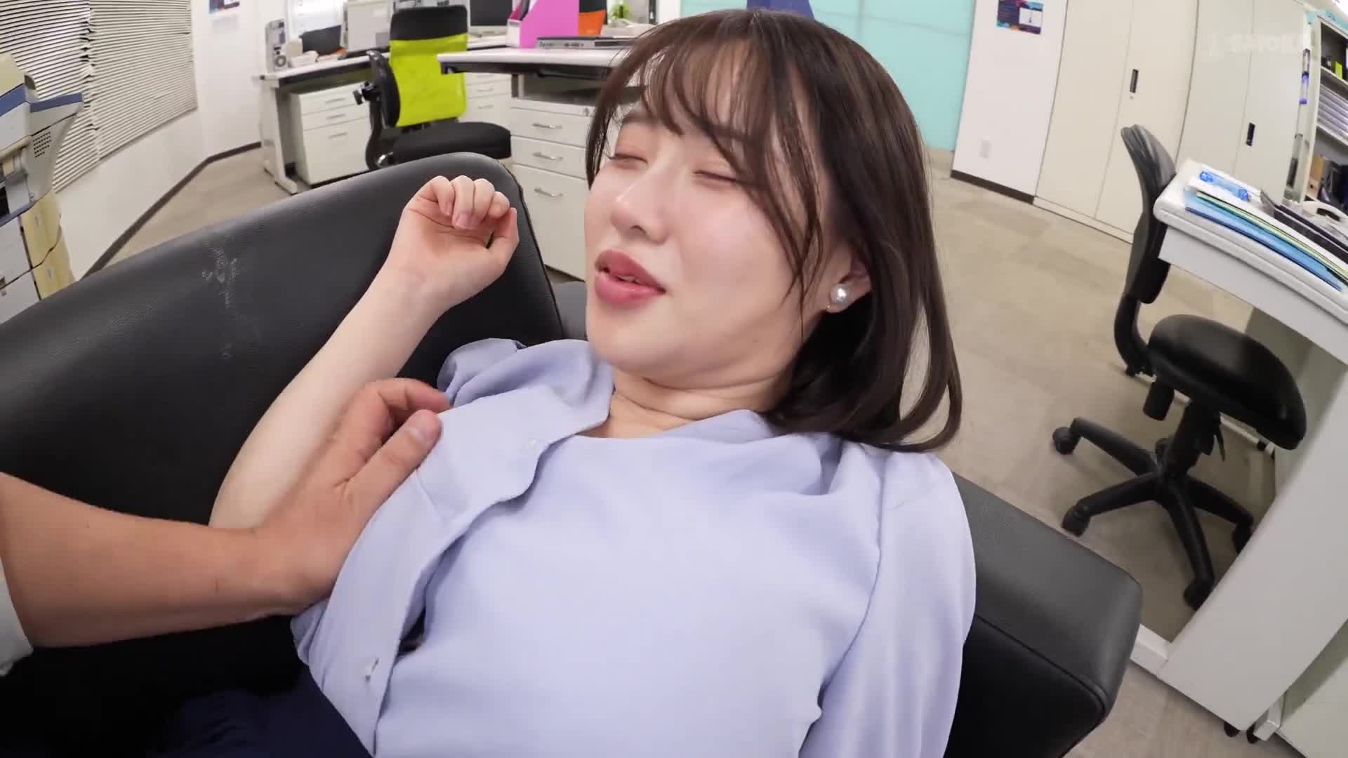 【乳頭開發性騷擾】在加班時兩人獨處辦公室中，無意識地挑逗著緊繃的胸部，從中年猥瑣部長那裡被淫賤地玩弄年輕肌膚的乳頭，讓色白巨乳部下OL達到敏感高潮的極致罕見情況 - AV大平台 - 中文字幕，成人影片，AV，國產，線上看