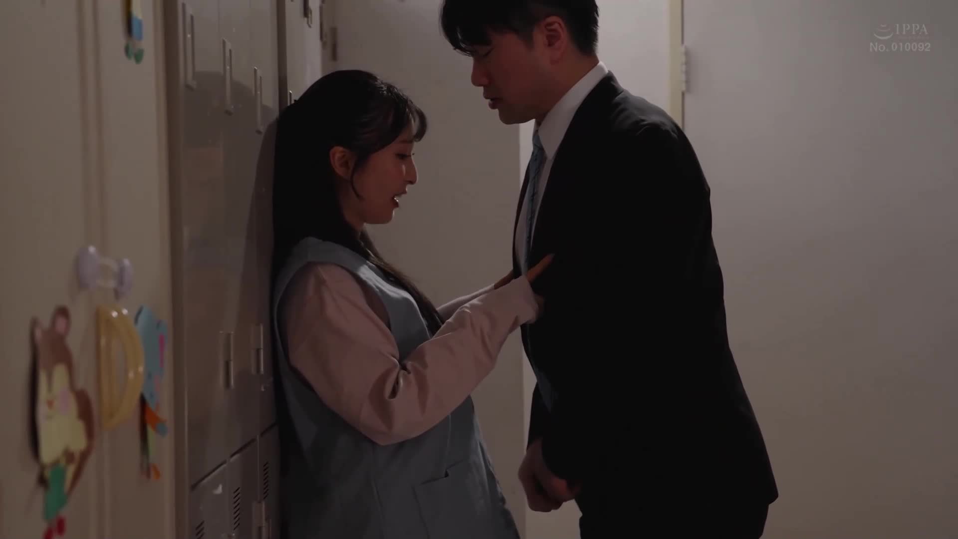 [AI解碼版]「兒子在等待，可以勃起陽具嗎？」誘惑幼兒園爸爸的小惡魔巨乳保育老師月野香澄 - AV大平台 - 中文字幕，成人影片，AV，國產，線上看