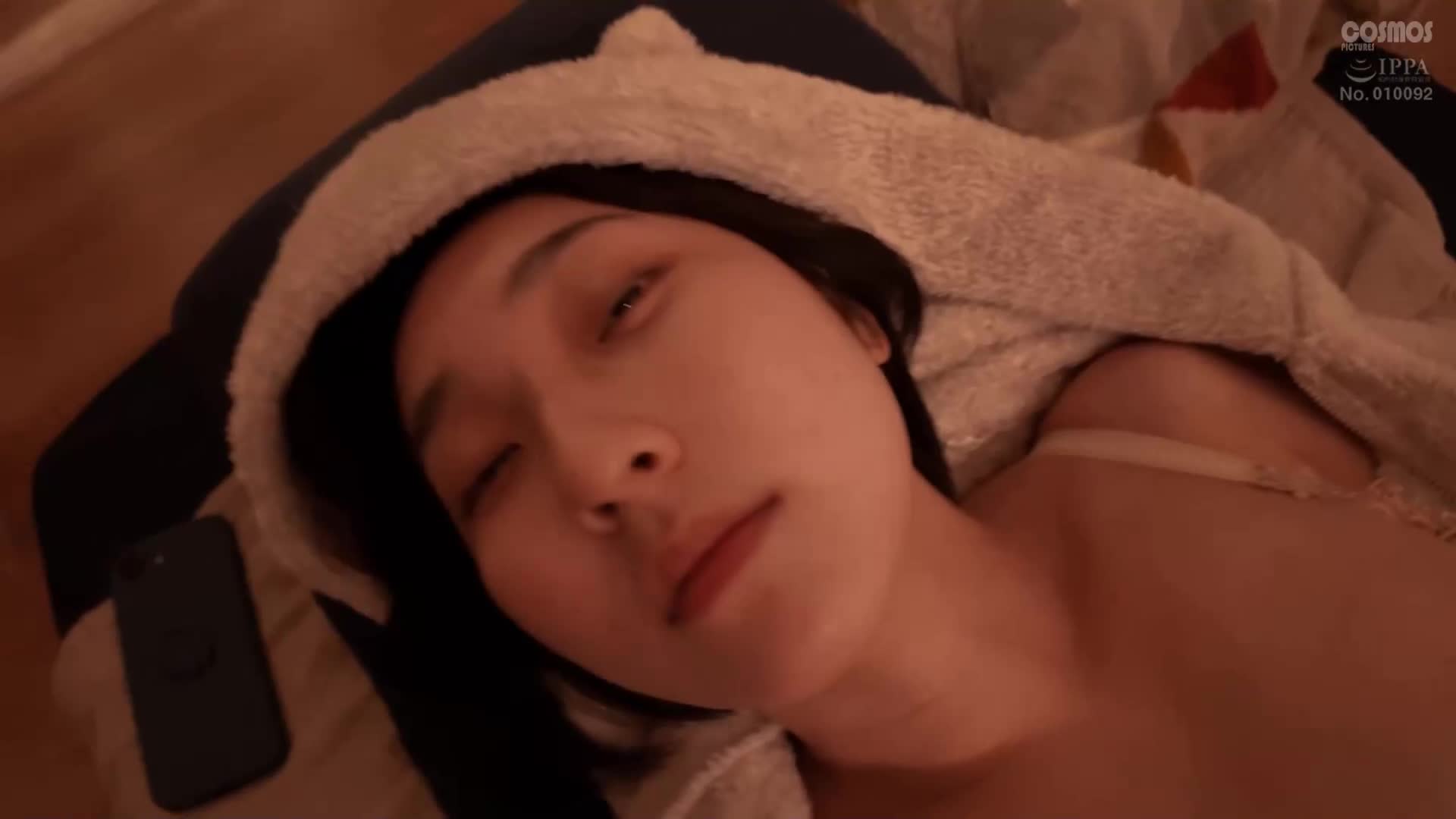 [AI解碼版]素人妻赴一般大學生家中一夜，無法滿足僅有一次的安全套性愛，於住宿期間兩次接受真實內射，用騎乘姿勢搖擺美白G罩杯乳房的童顏妻子 琉華26歲 - AV大平台 - 中文字幕，成人影片，AV，國產，線上看