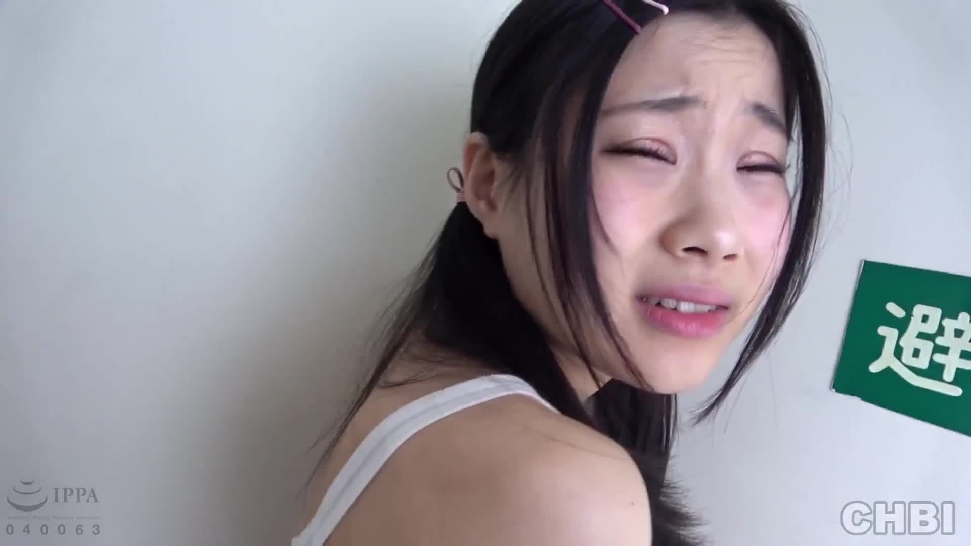 小女孩被塞進非常小的陰道中，無辜地笑著卻擺脫不了一再拒絕，仍持續猛烈抽插 - AV大平台 - 中文字幕，成人影片，AV，國產，線上看