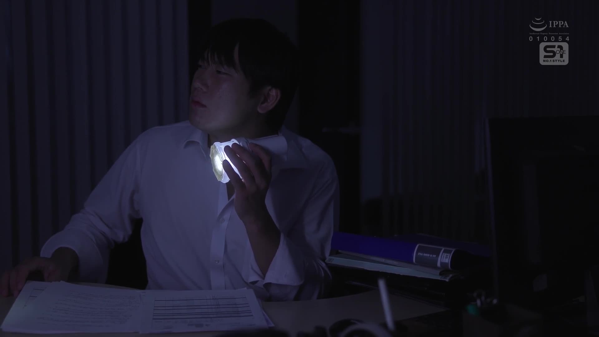 大停電的夜晚...美麗上司和我倆獨處，對她的巨乳和性感迷戀失控，在黑暗中失去理智，直到天亮前一整晚射精不停 金松季歩 - AV大平台 - 中文字幕，成人影片，AV，國產，線上看