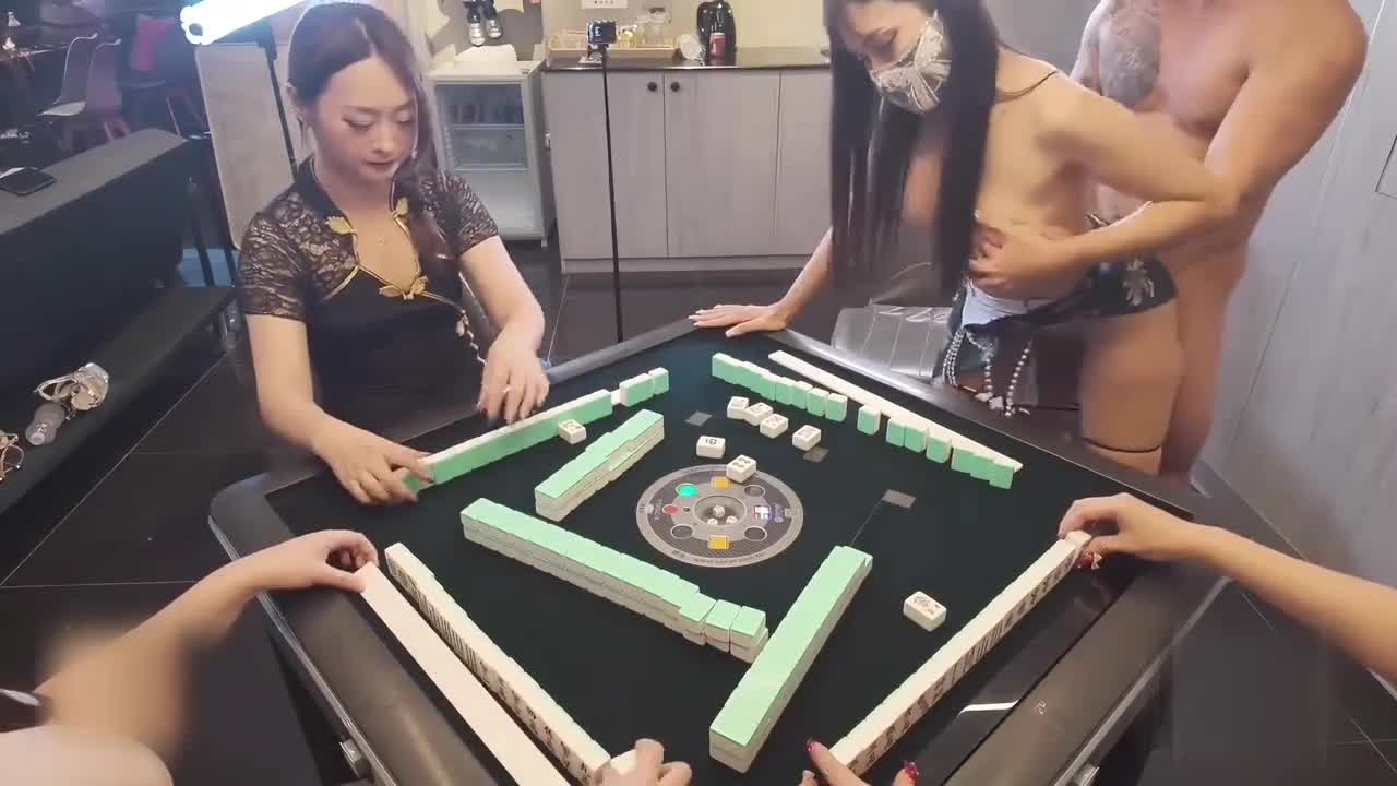 雀神大賽第一部 四個巨乳旗袍少婦一邊打麻將一邊輪流被幹 - AV大平台 - 中文字幕，成人影片，AV，國產，線上看