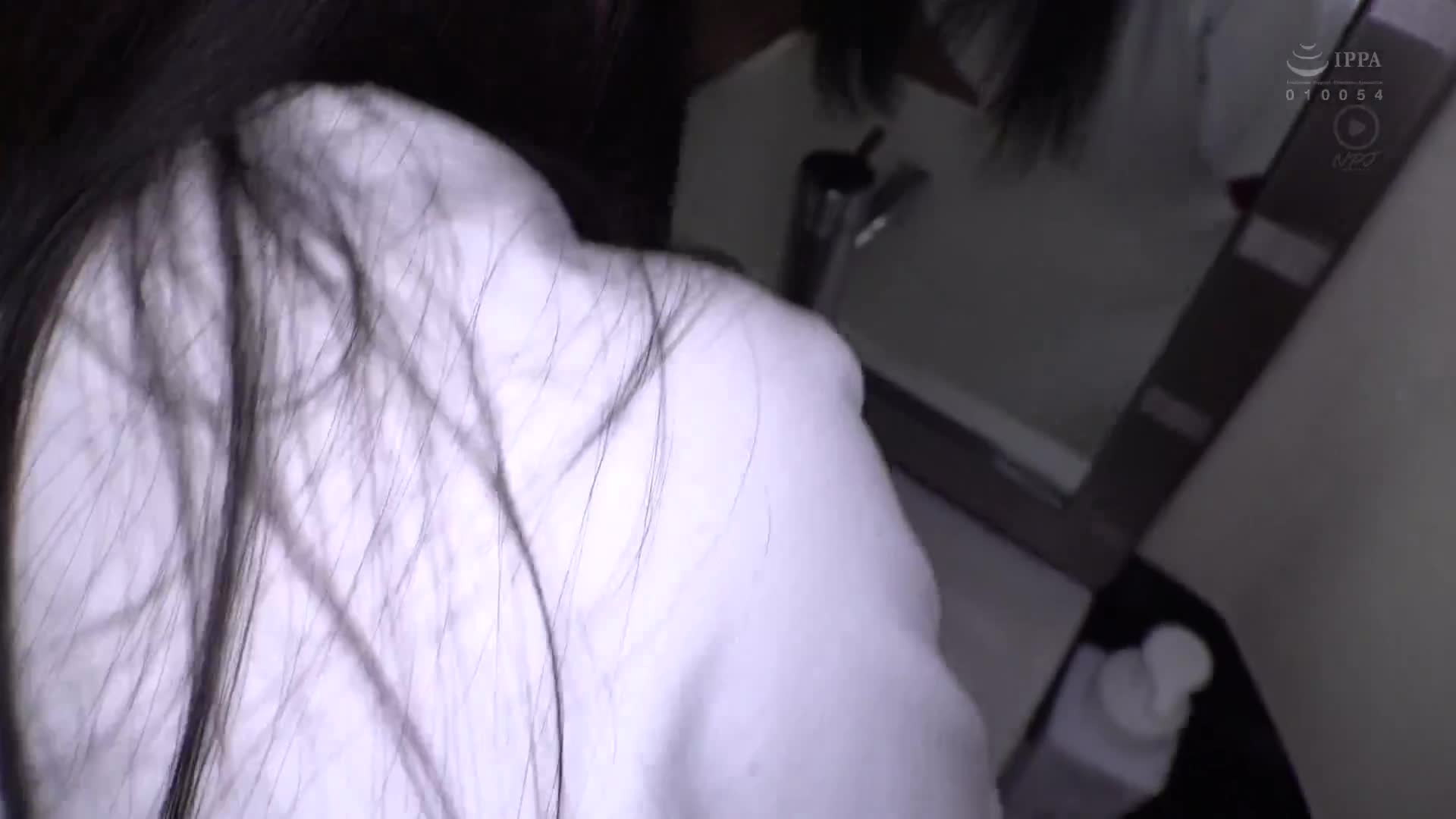 我跟一個胸部很小的高中女生發生了性關係，她當時正在參加學校組織的旅行，利用課餘時間（哈哈）和她發生了兩個小時的性關係。她剛在網路上認識了一個年紀比她年長的男人，然後就發生了關係。這個天真的女孩無法拒絕，最後被射在裡面了。 - AV大平台 - 中文字幕，成人影片，AV，國產，線上看