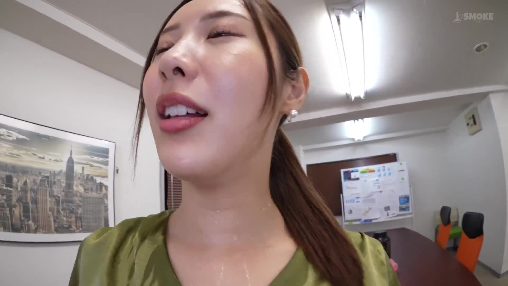 【汗舐】 在辦公室裡，一對一工作加班，挑釁青年同事並引起陰部潤濕的雌性費洛蒙，使他的年輕陰莖勃起，並透過舔汗水來讓人妻大屁股女上司水端麻美達到極限，讓他們進行性交。 - AV大平台 - 中文字幕，成人影片，AV，國產，線上看