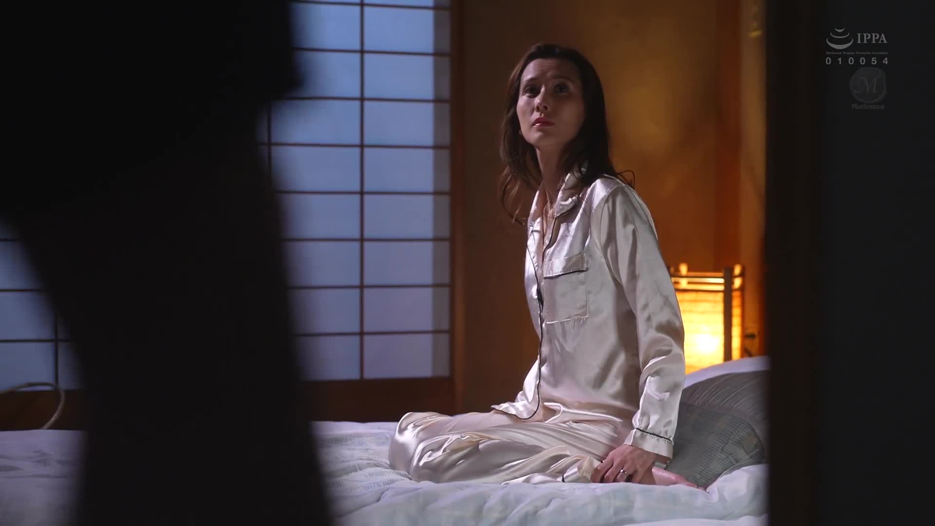 MONROE專屬第2彈 高身高的前空姐人妻 中出解禁―。 最愛的兒子在我身高之上成長為大人，透過甜蜜親吻和母子亂倫的關係一起走向獨立的10年。 永崎麗香 - AV大平台 - 中文字幕，成人影片，AV，國產，線上看