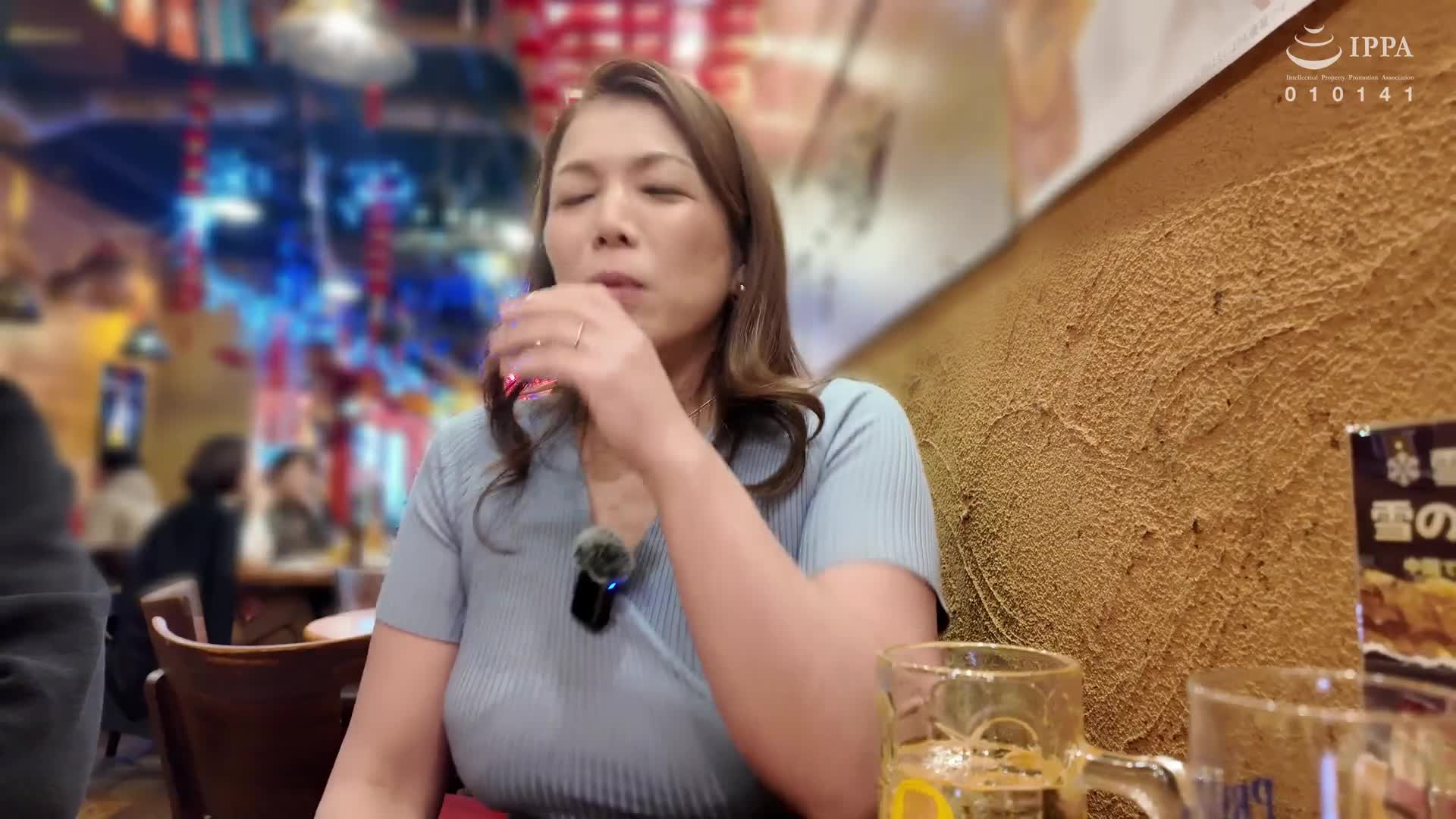 年紀懸殊的帥哥，體驗初次單獨飲酒，閉經的女性妻子達到理性的極限，在沒有安全套的情況下激烈地要求生交，享受多次在喜愛的騎乘姿勢中品嚐生精液，饞婦美花52歲。 - AV大平台 - 中文字幕，成人影片，AV，國產，線上看