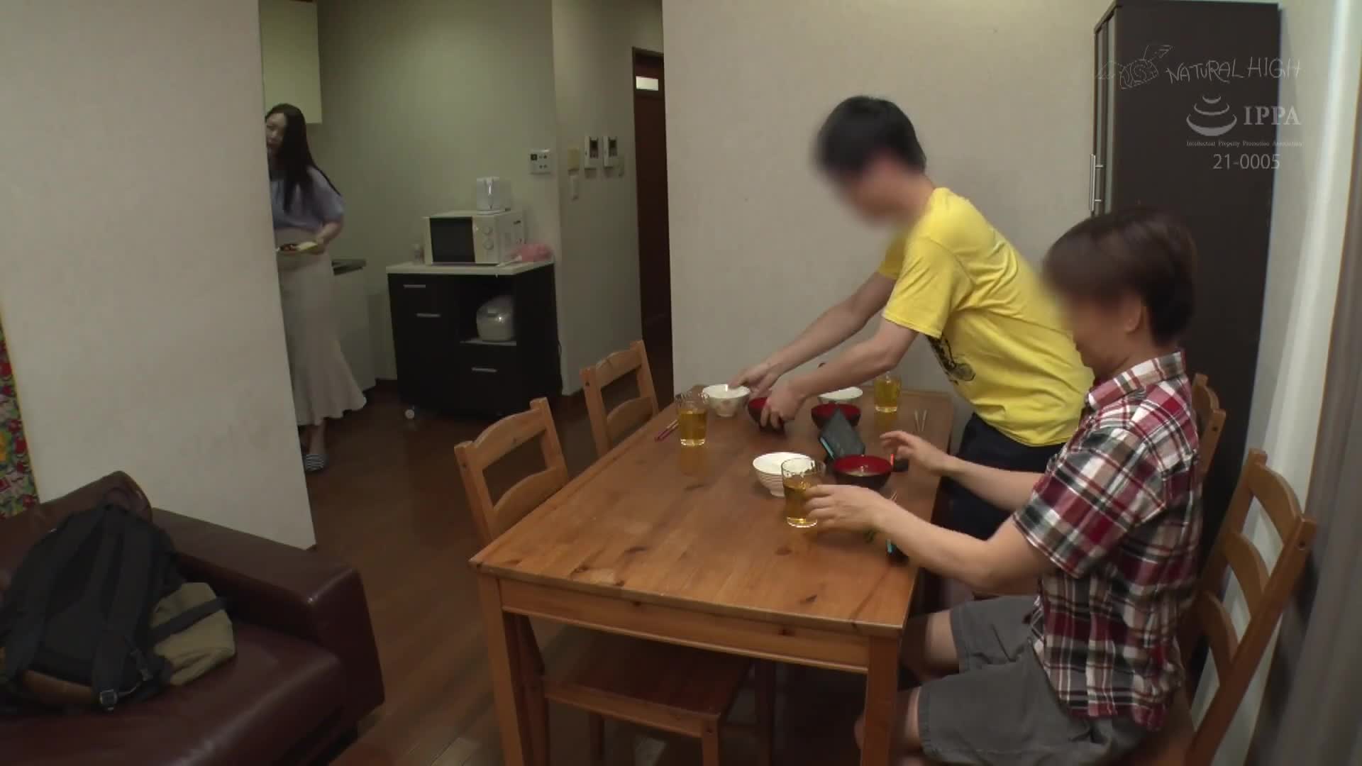 被糾纏著一直親親親的討厭小孩迷亂了心情…。無論拒絕多少次，仍被偷偷親吻，並露出淫蕩表情開始舌吻的單親媽媽 - AV大平台 - 中文字幕，成人影片，AV，國產，線上看