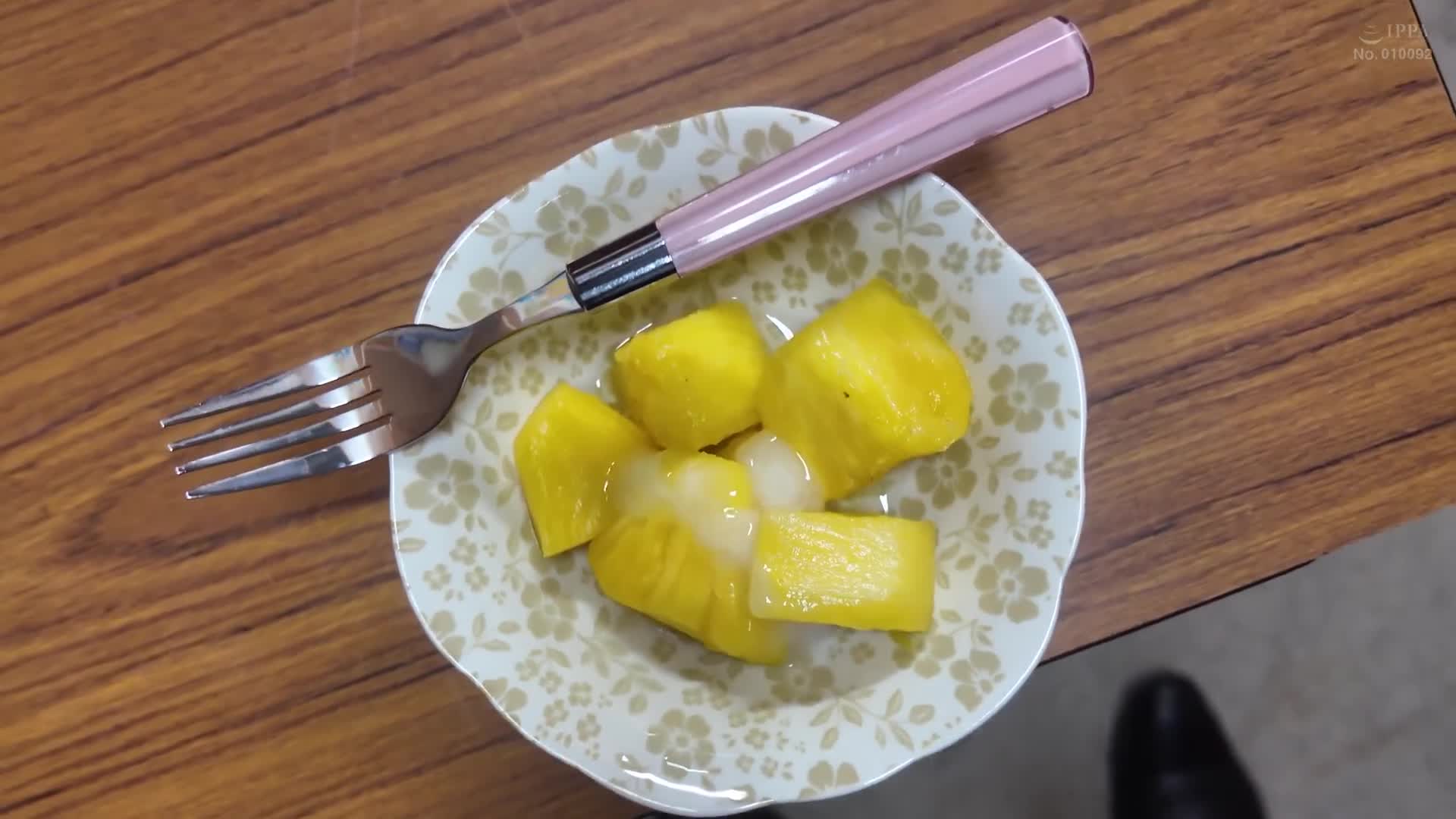 我們想偷偷地讓那個在街上看到的女孩喝精液...特製白糖漿配上可頌、蛋糕、布丁、飲料...最後，讓她喝下澎湃的精液，這就是我們的使命。 - AV大平台 - 中文字幕，成人影片，AV，國產，線上看